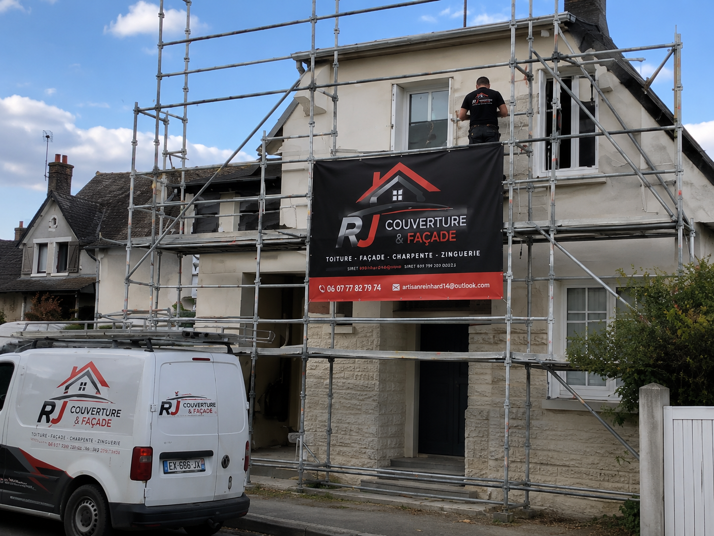 Chantier de ravalement de façade sous échafaudage avec la banderole RJ Couverture & Façade