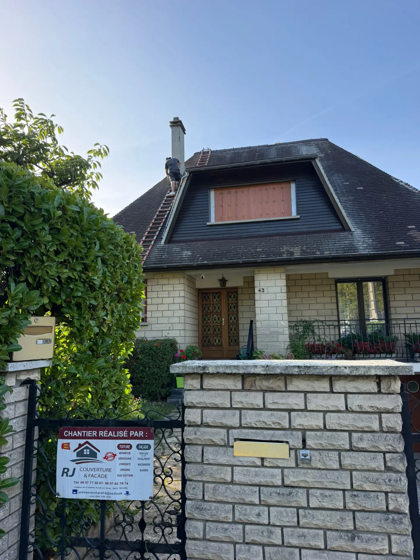 Chantier RJ Couverture & Façade sur une maison du Calvados avec panneau de chantier