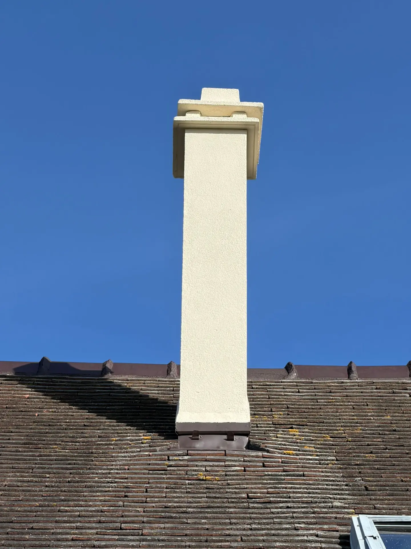 Cheminée rénovée et enduite après travaux par RJ Couverture & Façade